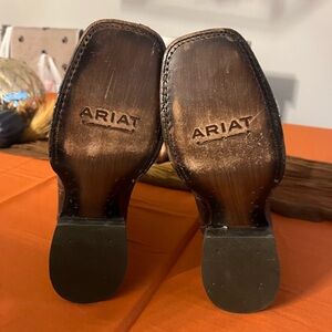 Men’s/Big Boy Ariat cowboy boots size 7. May have only been worn 1 time